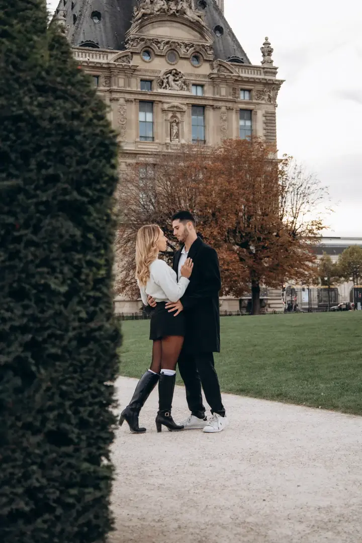 Honeymoon Photoshoot at Eiffel Tower in Spring | Paris Photo Dreams